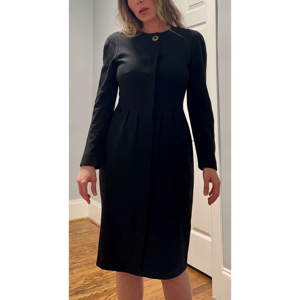 Vintage black tapered dress with gold top button ⚜️